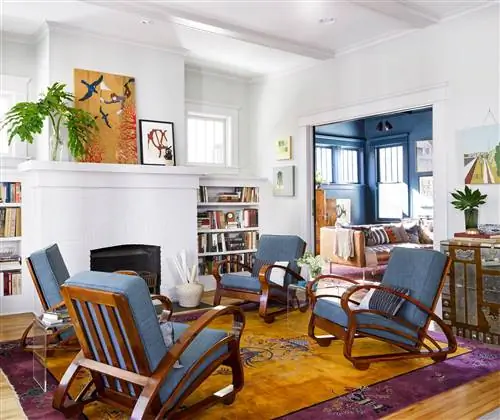 белая гостиная с камином из белого кирпича