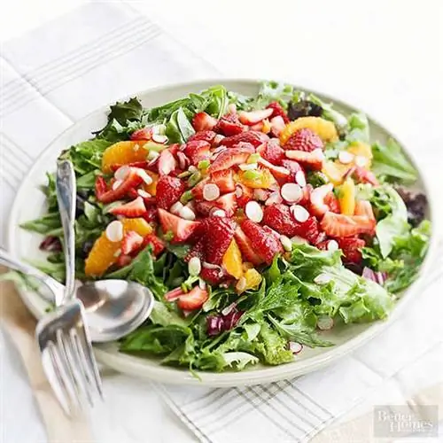 Салат с клубникой и редисом