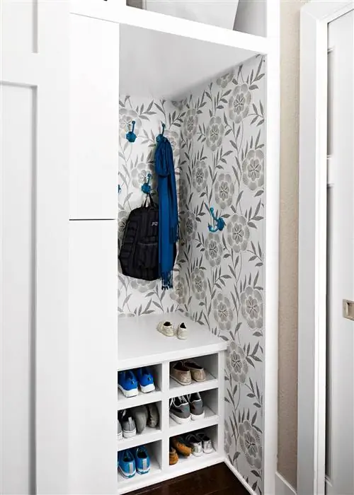 полки для обуви и крючки сверху