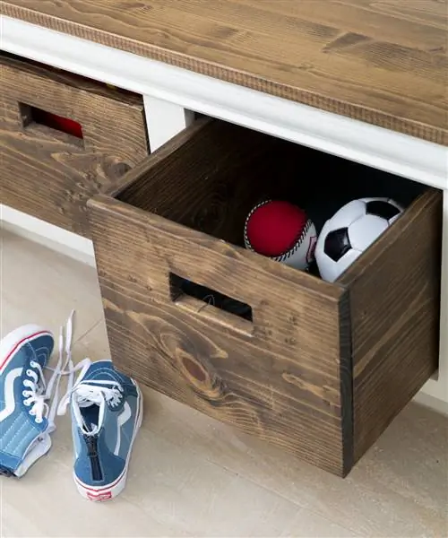 деревянные кубики с игрушками и мячиками