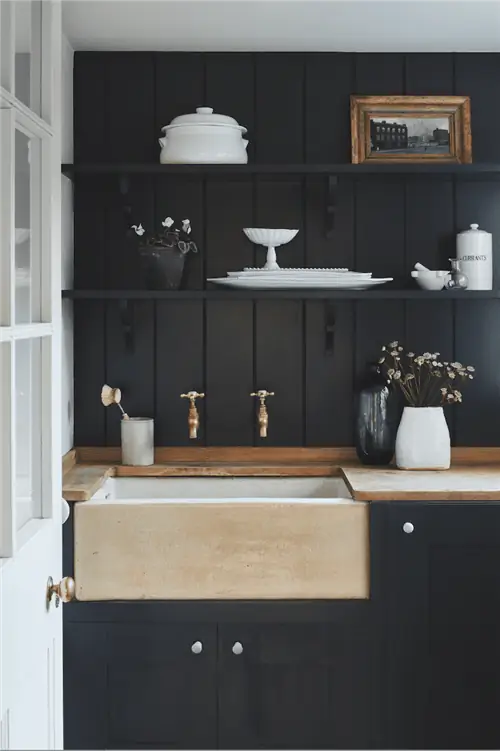 Рейлинги Farrow & Ball на кухонном шкафу