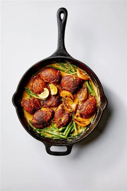 Курица на сковороде и зеленая фасоль с соусом из лимона и тахини