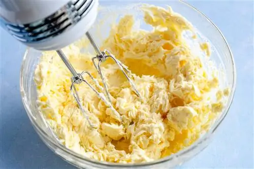 сливочное масло в миске с ручным миксером сливочное масло в миске с ручным миксером