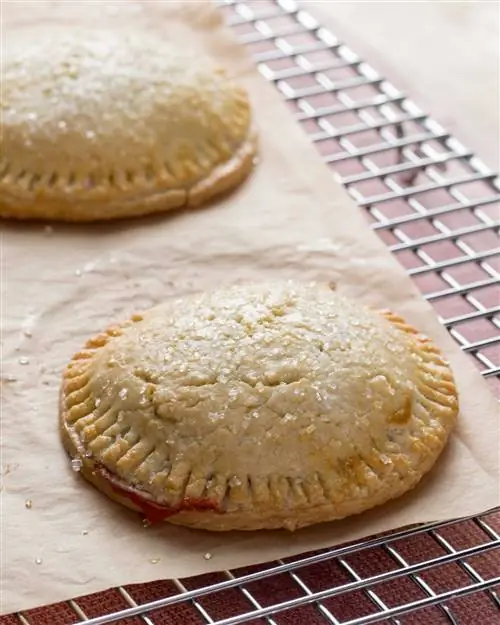 Клубничные ручные пироги