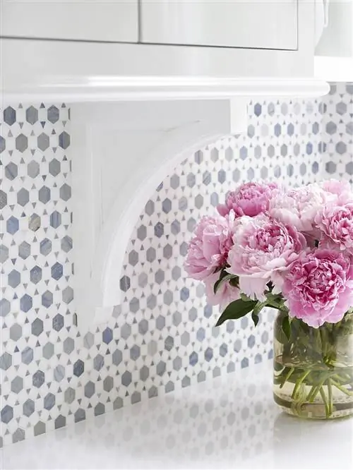 геометрический фартук и ваза с пионами