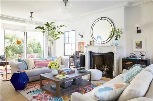 гостиная нейтральных тонов с яркими акцентами и прямоугольным журнальным столиком