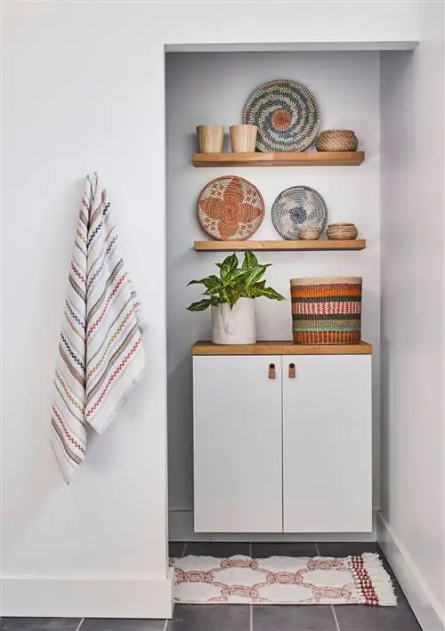 уголок для хранения с украшениями из плетеных тарелок