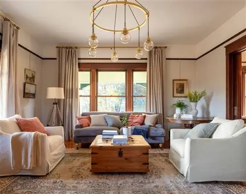 современная гостиная в загородном доме с картинной рамой