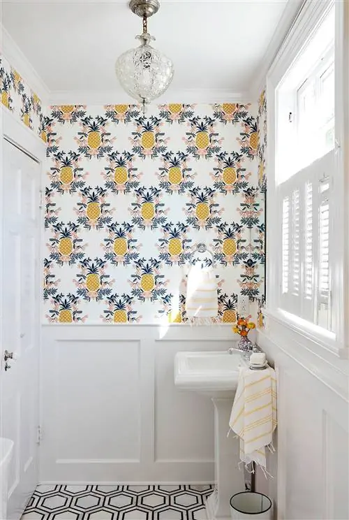 ананасовые обои белая ванная комната
