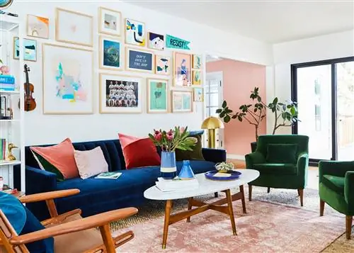 бархатная мебель в тонах драгоценных камней в гостиной с журнальным столиком овальной формы