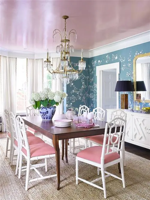 Столовая с деревянным столом и розовыми стульями