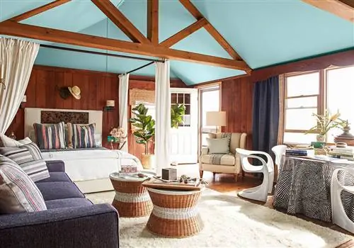 кабина с голубым потолком