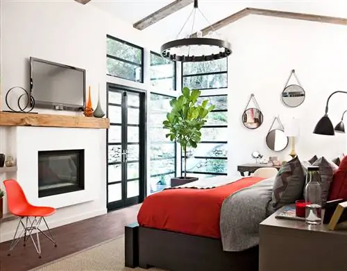 спальня с красным, серым и белым декором