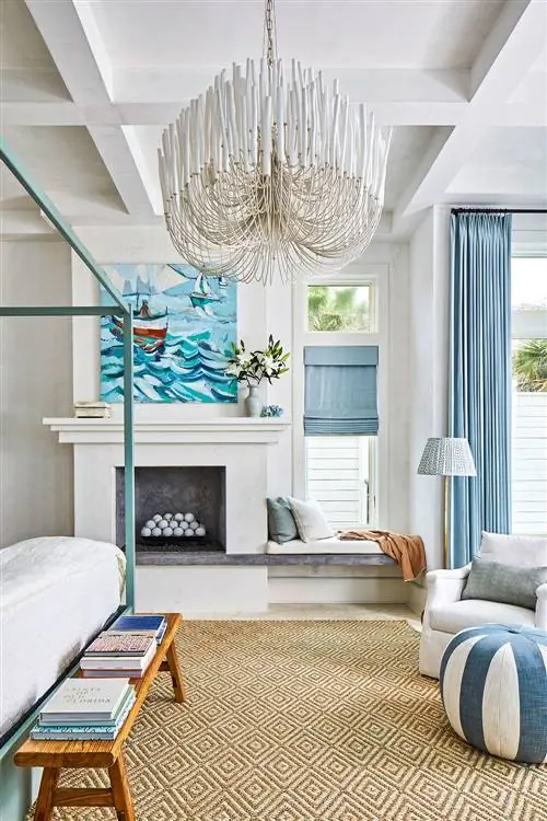 прибрежная спальня с камином