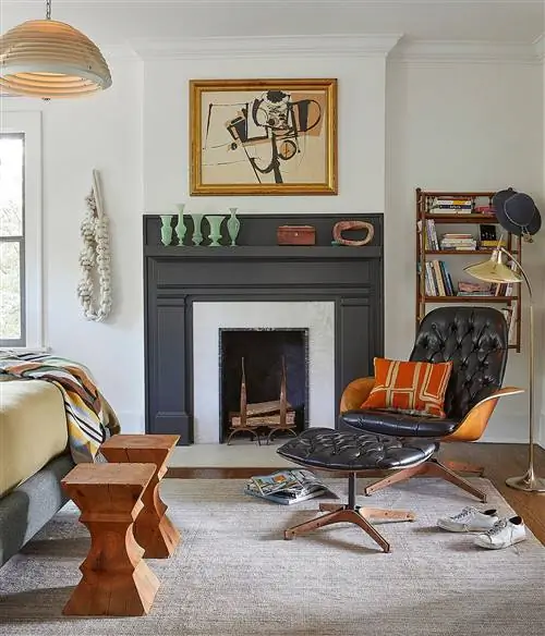 кожаное кресло с камином в главной спальне