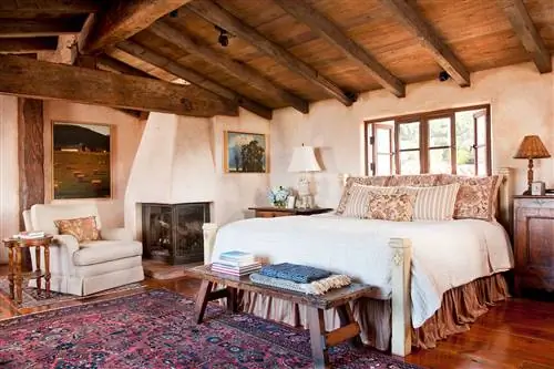 спальня в деревенском стиле с камином