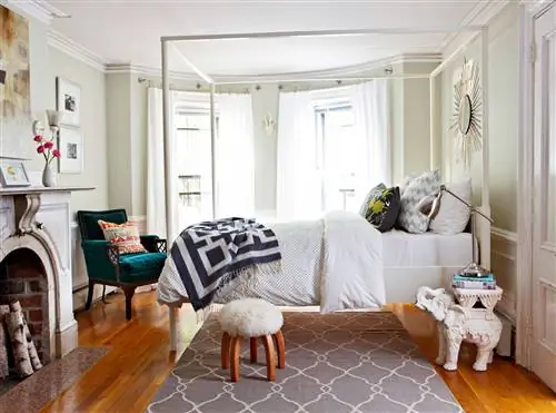 стильная спальня кровать с постером пушистый пуфик