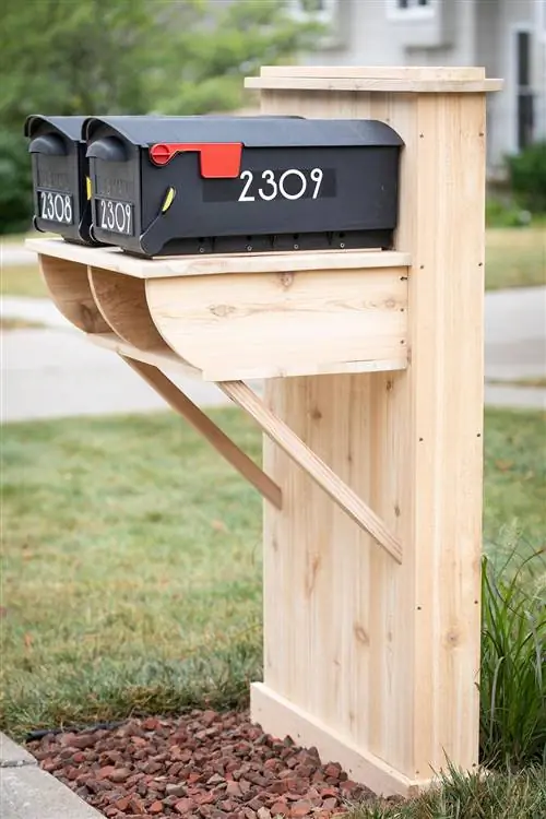угловой вид установленной конструкции деревянного почтового ящика