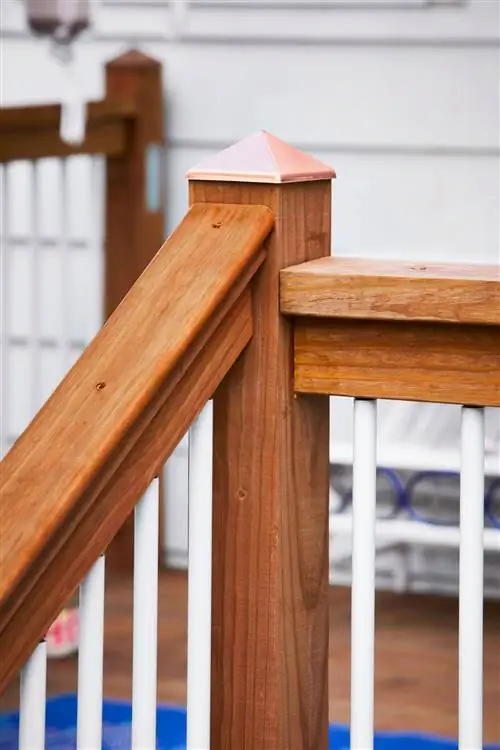 угол перил лестницы на деревянном крыльце