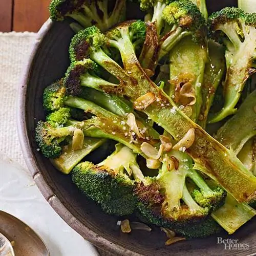 Обжаренная на сковороде брокколи с жареным чесноком