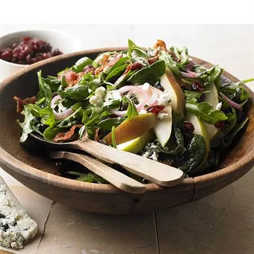 Салат из увядшего шпината с грушами и клюквой