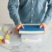 прессование цветов с книгой в синем покрытии и бумажными листами