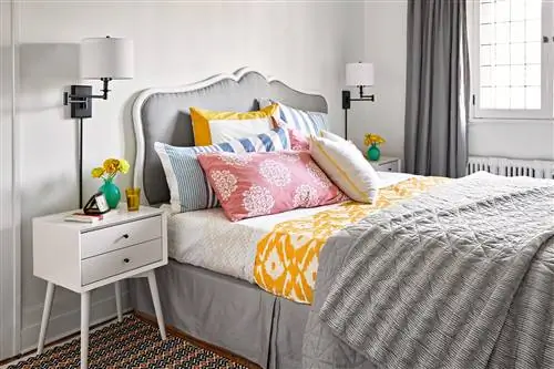 серая спальня со смелым текстилем с рисунком икат