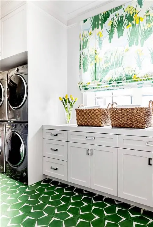 Прачечная с геометрическими полами и белыми стойками