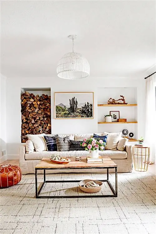 Гостиная с диваном, журнальным столиком и дровами