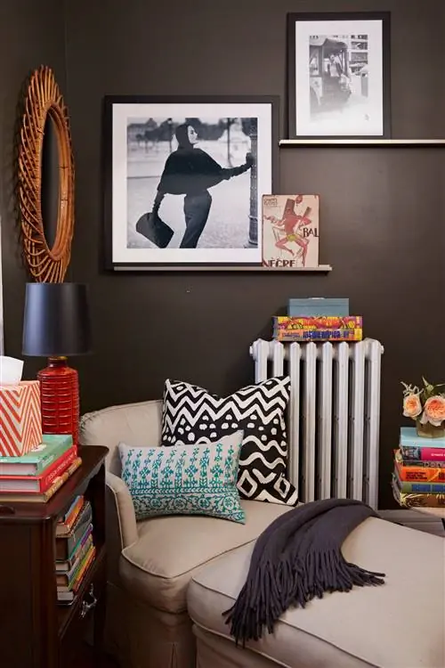 Радиация в гостиной с черными стенами и фотокаркасами