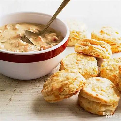 Выдержанное печенье с чеддером и соусом из ветчины с перцем