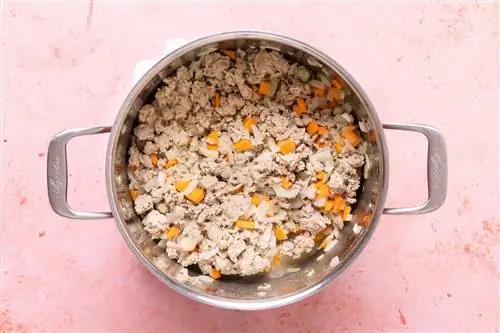 фарш из индейки с морковью в кастрюле