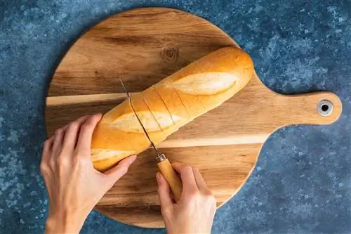 нарезка багета на разделочной доске