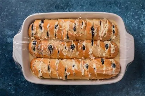 Запеканка из французских тостов с черникой и маскарпоне, покрытая пластиком