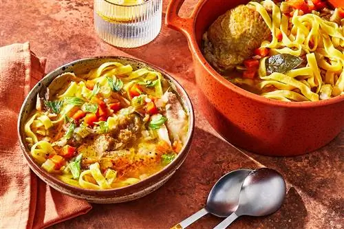 кость в курином супе с лапшой кость в курином супе с лапшой