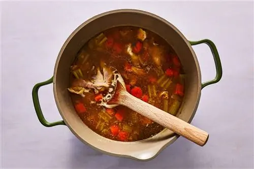 добавление овощей и бульона к кости в куриный суп с лапшой