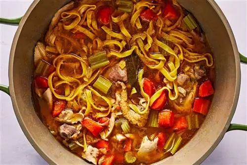 кость в курином супе с лапшой