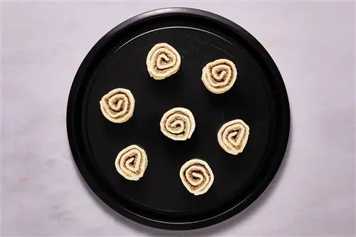 булочки с корицей в круглой форме для выпечки