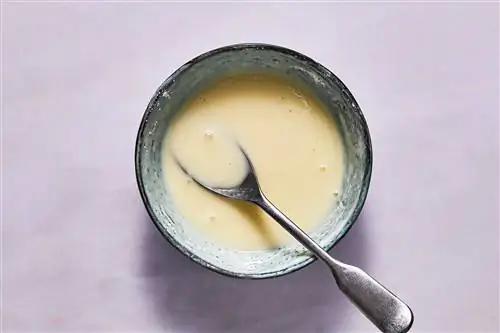 сахарная глазурь в миске