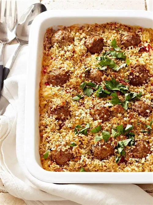 Запеканка из орзо, панчетты и проволоне с фрикадельками из индейки