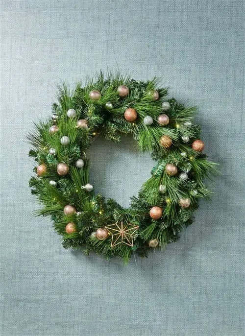 Венок с металлическими украшениями