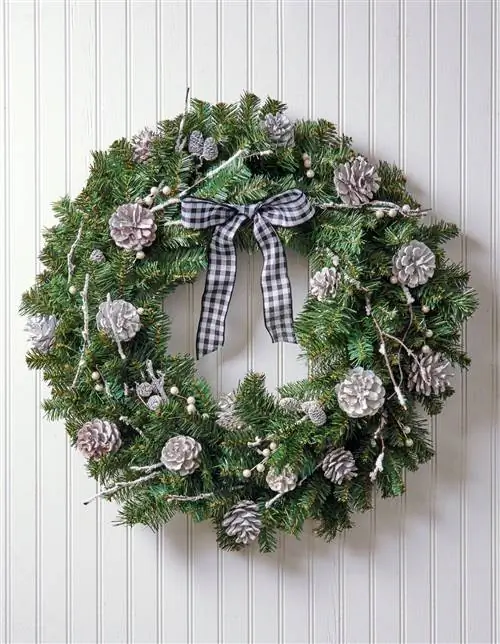 серебряный венок из сосновых шишек с клетчатым бантом