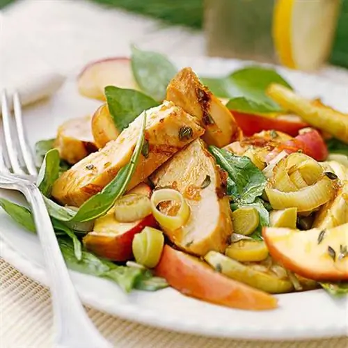 Глазированная курица с увядшим шпинатом