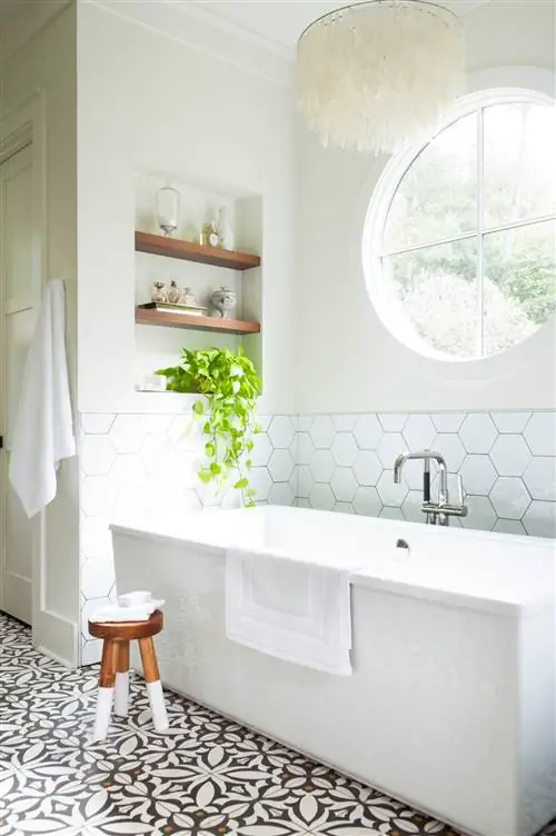 ванная комната с узорчатым полом и белой ванной