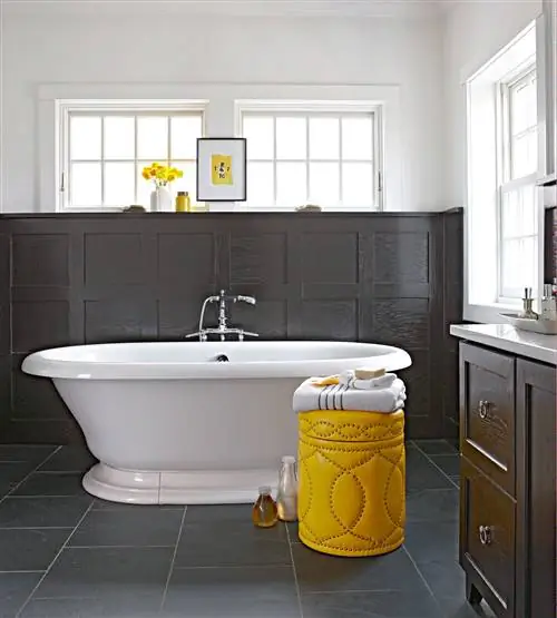 черная плитка пол стена желтая табуретка белые окна ванны