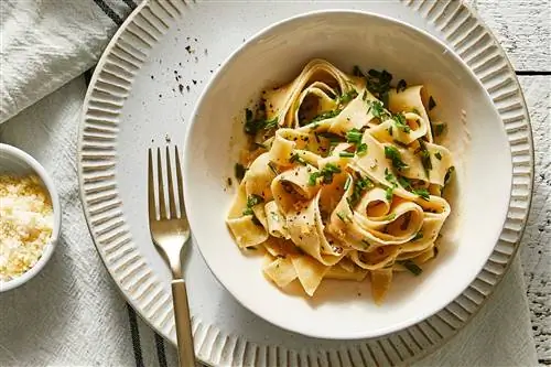 Паста на закваске с соусом из коричневого масла с травами