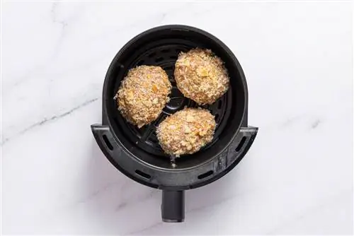 приготовленные шотландские яйца в корзине фритюрницы