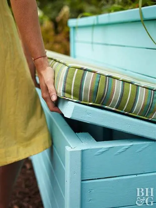 Скрытые места для сидения в саду на открытом воздухе