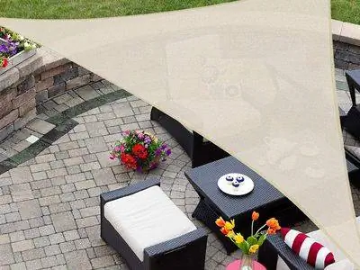 Светло-коричневый козырек от солнца в форме треугольника от AsterOutdoor над патио во дворе