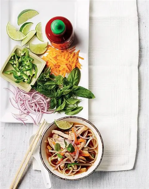 Блюдо из азиатских ингредиентов для фо и миска фо с палочками для еды